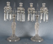 Par de candelabros de cristal con figuras clásicas, 2 velas. (243)