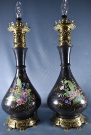 Par de lámparas quinqué porcelana negra con flores, bases de bronce. Pantallas. (283)
