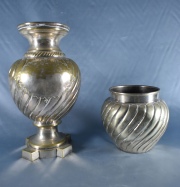 Florero de bronce plateado, gastado. Y vaso pequeño. (664)