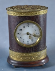 Reloj de mesa de sección oval, madera y bronce.