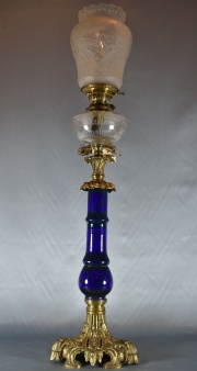Lámpara quinqué de bronce y vidrio azul. Con tulipa y fanal. (771)