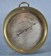 Barómetro de bronce circular.