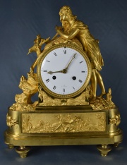 Reloj de bronce doado con escultura: Pastora con ciervo. Con fanal. (244)