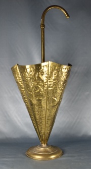 Paragüero de chapa de bronce con 11 bastones distintos. (309)