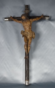 Crucifijo, Cristo de madera y cruz de tronco con punteras de plata. Dedos faltantes. (496)