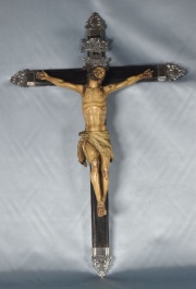Crucifijo Altoperuano de madera tallada, punteras y aureola de plata. Desperfectos. (422)