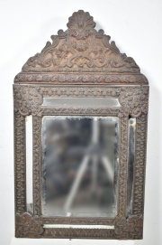Dos espejos de pared con marcos de metal labrado, deterioros. (346)