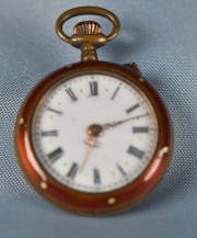 Reloj de Bolsillo Pequeño, Suizo, con esmalte bordó en la guarda. (557).
