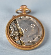 Reloj de Bolsillo Pequeño, Suizo, con esmalte bordó en la guarda. (557).