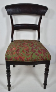 Silla inglesa, asiento tapizado en petit point verde con flores bordó (371)