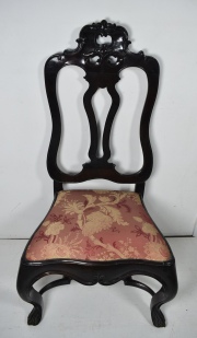 Par de sillas Lusobrasileras, bajas, asiento tapizado rosa labrado. Una restaurada (252)