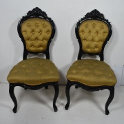 Par de sillas bajas Victorianas, tapizado capitoné claro. (288)