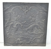 Juego de chimenea: morrillos de bronce, frente, chispero y fondo de hierro labrado. (172)