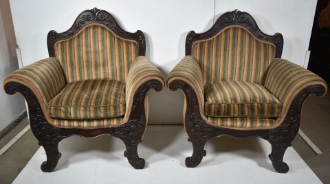 Tres piezas Victorianas de sala: sofa y dos sillones, tapizados en pana a bastones, verde y rosa. Restauraciones. (49)