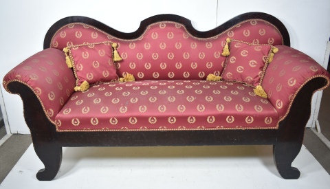 Sofá Victoriano tapizado seda bordó labrada. (251)