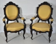 Dos sillones y ocho sillas victorianas de comedor. Tapizado dorado. Diez piezas. (151)