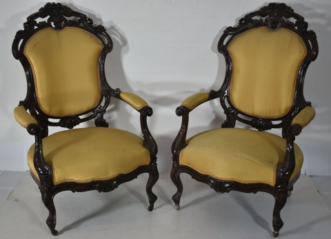 Juego de sofa y dos sillones lusobrasilero. Sofá y dos sillones tapizado amarillo. (360)