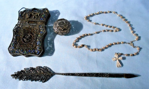 Cuatro piezas distintas, tarjetero filigrana y esmalte, con deterioro y faltante, pluma, rosario y una cajita circ