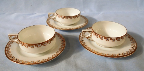 Pocillos con platos, porcelana Bavaria,blancas con bordes geométricos en dorado y azul. 10 Piezas.