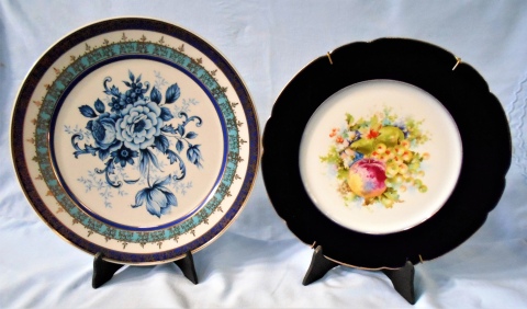 Platos, de porcelana uno Limoges con borde azul y frutas en el centro, otro con flores azules sello europeo. Cachaduras.