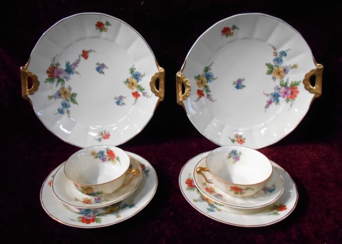 26. JUEGO DE LUNCH, de porcelana de Limoges decoración de flores policromas, 12 tazas de te con sus platos, 12 platos