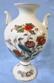 Vaso inglés, wedgwood bone china de porcelana con motivo de ave y flores. Alto: 20.5 cm.