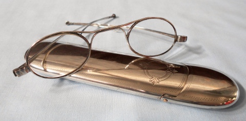 Antiguos anteojos y estuche, circa 1870, peso total 83 g. 2 piezas.