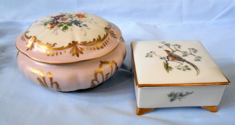 Caja con tapa de porcelana de Limoges firmada, Simonnet y 1 cajita con tapa Rosenthal y cajita con tapa Rosenthal.