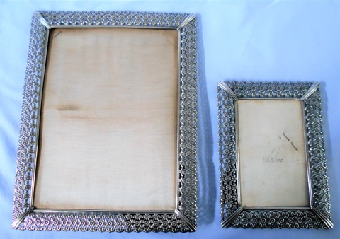 PORTARRETRATOS, de plata calada título 925, uno de 29 x 22.5 cm y otro de 19 x 13.5 cm. Peso: 198 g.