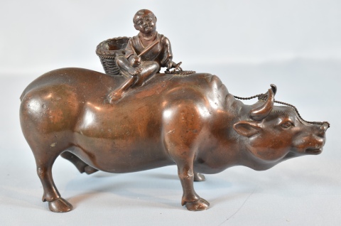 Niño sobre buey, escultura china de aleación. cola restaurada