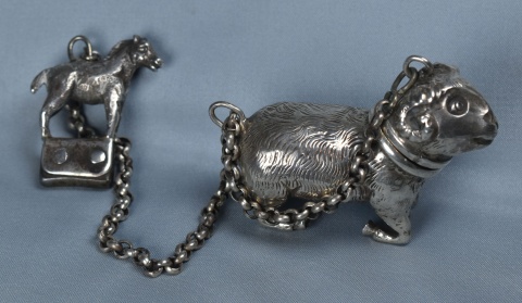 Yesquero de plata. Recipiente con forma de carnero, cadena y pedernal con figura