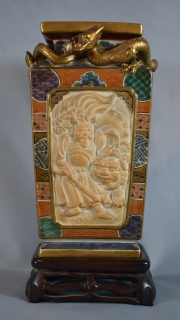 Vaso oriental con personajes, Alto: 23 cm. base de madera