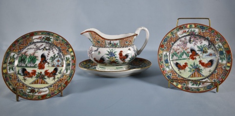 Siete piezas en porcelana oriental decoración de gallos. 1 Distinta. 5 platos pan, salsera y fuente peq. 7 Piezas.