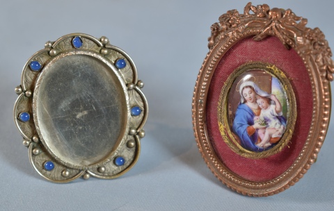 Virgen con Niño, porcelana, marco oval en bronce y marco n metal con piedritas. Miniaturas. 2 Piezas