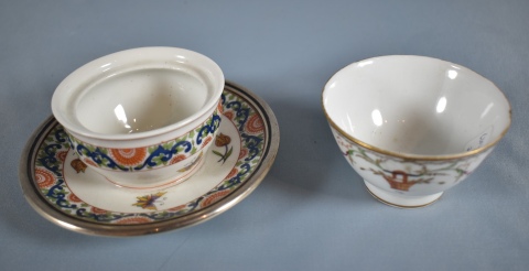 Bowl con presentoir de Limoges, sin tapa - Bowl porcelana, decoración de canasto. cascaduras. 2 Pzas.