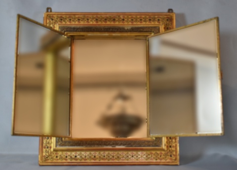 Espejo tríptico con figuras de Damas, Marco dorado con faltantes.