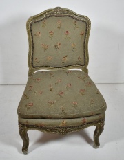 Silla baja Luis XV, laque, tapizado gris con almohadon, al dorso en el respaldo con averías en el tapizado.