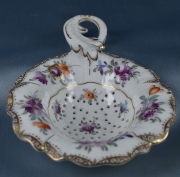 Colador en porcelana, ornato floral