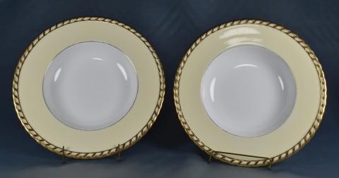 Once plato de porcelana Inglesa, marli dorado y crema.