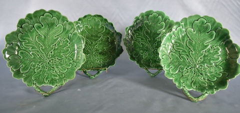 Cuatro platos en forma de hojas, cachet de KERTEUX. Largo: 25 cm.