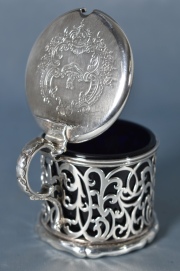 Mostacero de plata inglesa calada con recipiente azul.
