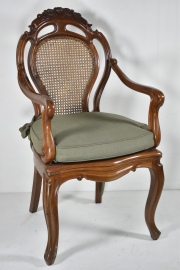 Sillon estilo Victoriano, asiento y respaldo esterillado.