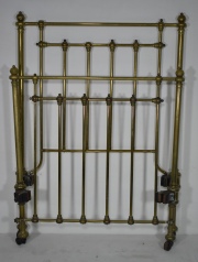 Antigua cama de bronce, piecera y cabecera, con largueros y elastico.