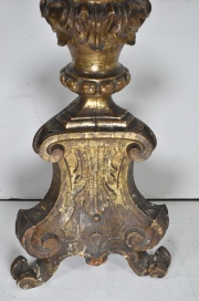 Torchere estilo barroco italiano, en madera tallada y patinada. Restos de tiro de polilla.