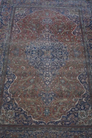 Alfombra persa de lana, con desgastes.199 x 132