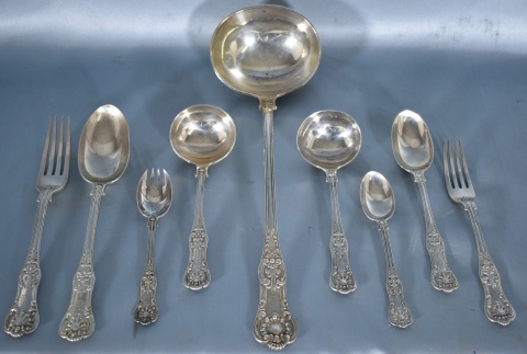 Juego de cubiertos de plata inglesa: 35 tenedores de mesa, 24 cucharas de mesa, 21 tenedores de postre,