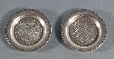Par de platitos Egipcios, de plata cincelada.