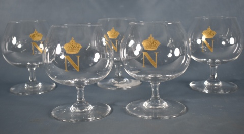 Cinco copas Baccarat con la N Napoleónica.