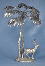 Ciervo y Palmeras, escultura Inglesa de bronce plateado. Alto: 36 cm.