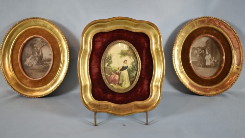 Miniaturas distintas 2 ovales (grabados) y 2 figuras en un marco. 3 Piezas